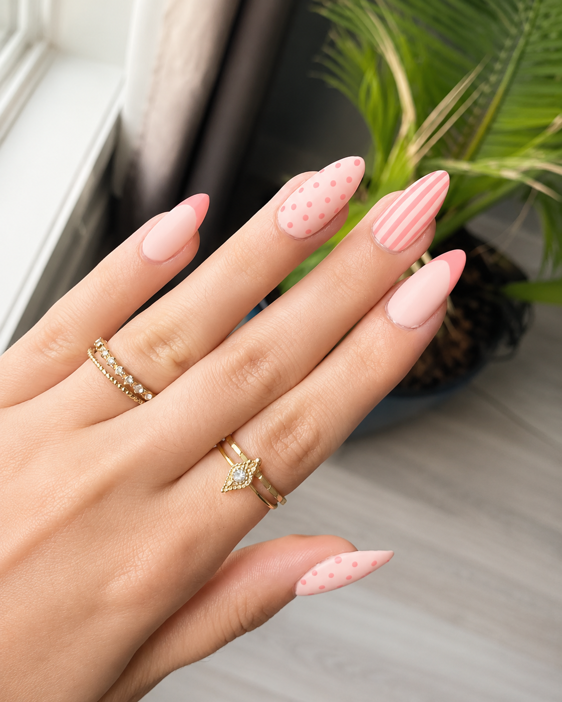 Back to school nails with an elegant minimalist blush pink manicure