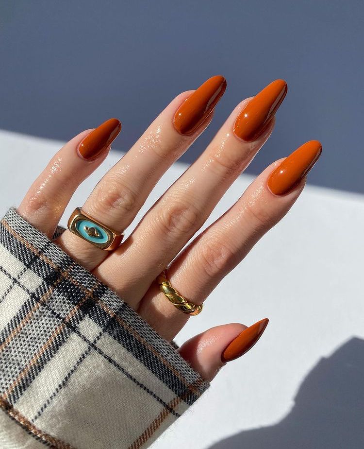 Burnt orange fall manicure with gold rings – Trending Nail Colors for Autumn