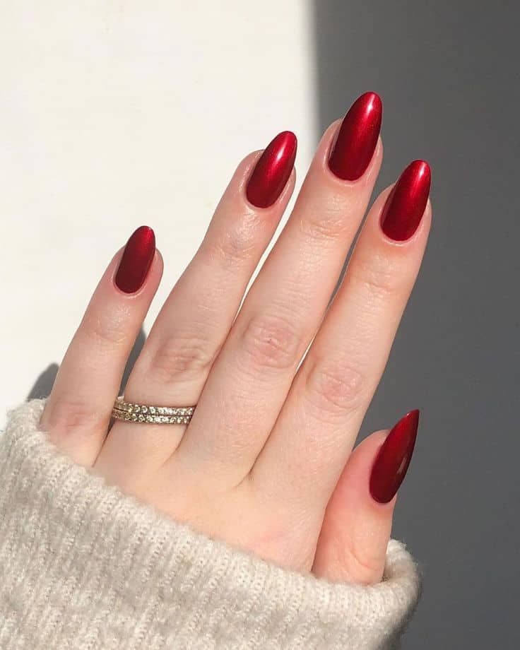 Mirror chrome nails with high-shine metallic silver finish, trending for fall