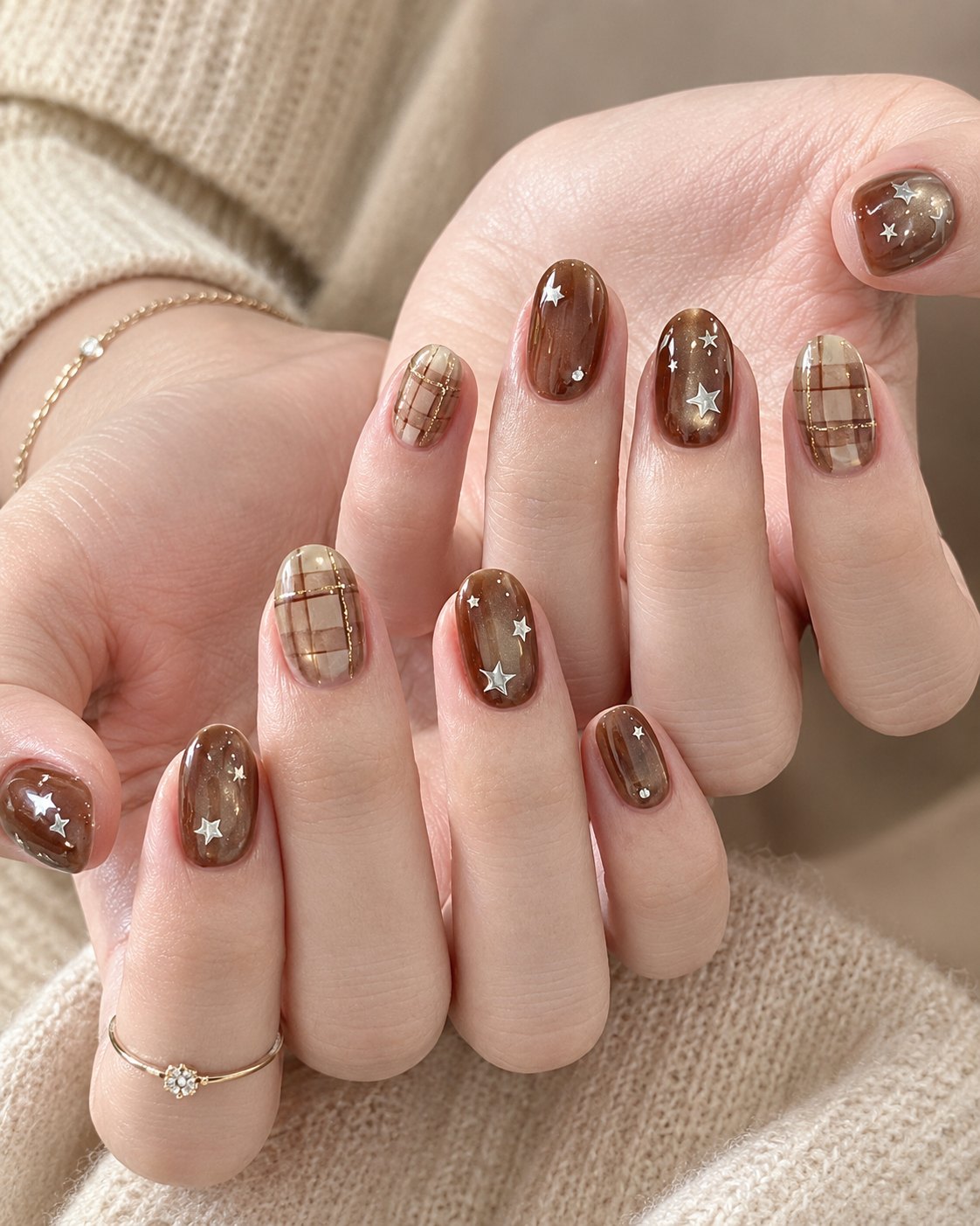 Plaid Nails Bring Sweater Weather Straight to Your Hands 6 Short round brown jelly nails with white stars and fine tan plaid accents